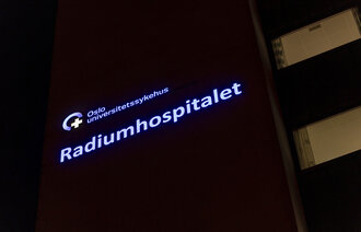 Bildet viser et skilt som det står Radiumhospitalet på
