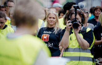 Bildet viser sykepleiere i streik med forbundsleder Lill Sverresdatter Larsen i sentrum