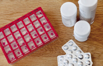 Bildet viser ulike legemidler på et bord