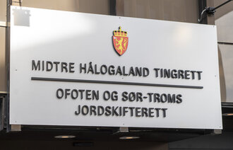 Bildet viser et skilt hvor det står Midtre Hålogaland tingrett