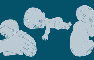 Illustrasjonen viser tre nyfødte babyer i ulike stillinger: sittende, liggende på siden og på magen