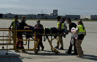 Bildet viser Forsvarets sanitet hjelper med å evakuere barn etter angrep på barnesykehus i Kyiv