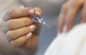 Bildet viser en person som får vaksine