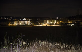 Bildet viser oversiktsbilde av Blakstad sykehus i mørket