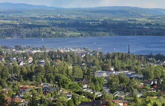 Bildet viser utsikten fra Hedmarkstoppen mot Hamar sentrum og Mjøsa.