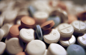 Bildet viser tabletter i ulike farger.