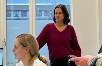 Bildet viser Silje Nordby sammen med en kollega