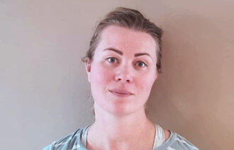 Bildet viser innleggsforfatter Stine Paus Høye som står inntil en vegg og ser inn i kameraet