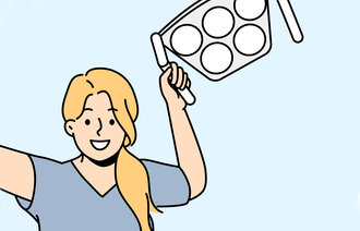 Illustrasjonen viser en kvinne som holder et sterkt lys.