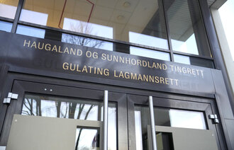 Bildet viser et skilt som det står Haugaland og Sunnhordland tingrett og Gulating lagmannsrett på