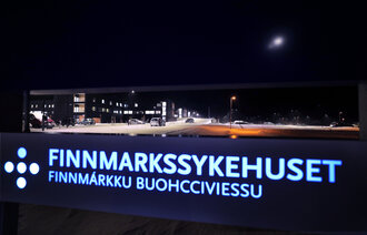 bilde av inngangspartiet på finnmarksykehuset