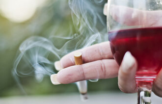 Røyker med vinglass