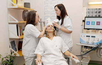 bilde av sykepleiere som utfører tms