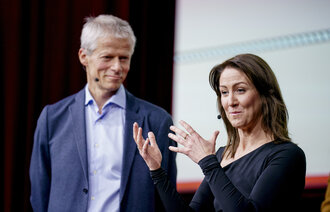 bilde av hans christian holte og tonje brenna