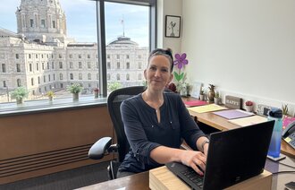 bilde av senator liz boldon