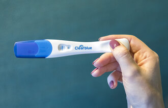 Bildet viser positiv graviditetstest.