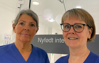 Bildet viser spesialsykepleierne Hanne Høyvik og Lillian Vedvik  