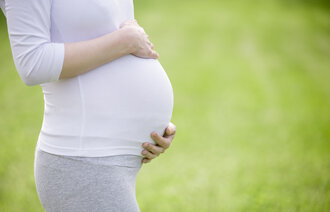 bildet viser en gravid mage