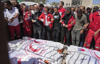 Bildet viser sørgende helsearbeidere på Gazastripen.