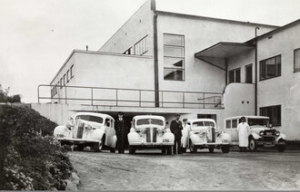 Bilde viser: Aker sykehus, garasje, biler, ambulanser, menn, sjåfører, uniformer