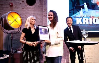 Bildet viser Marit Fonn og Nina E. H. Hauge i Sykepleien sammen med vaktsjef Håkon Mosvold Larsen i NTB.