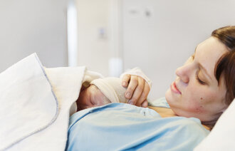 Bildet viser nyfødt baby.