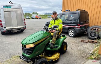 Eivind på en gressklipper