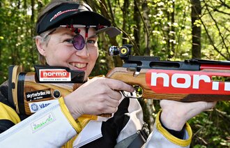 Bildet viser June Emilie Åsenden med rifle.