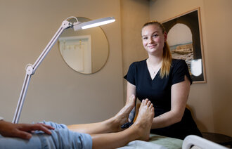 Bildet viser Vilja Norin Klausen og et par føtter.