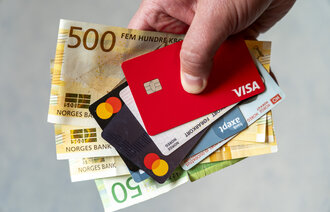 Illustrasjonsfoto av bankkort og penger.