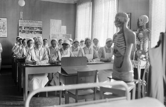 Bilde viser studenter ved Menighetssøsterhjemmet i 1941.
