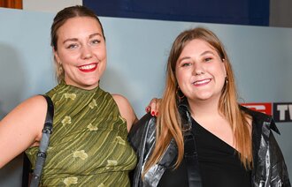 Bildet viser komikerne Marlene Stavrum og Martha Leivestad