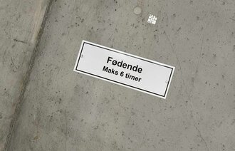 Bildet viser et skilt hengt opp utenfor kvinneklinikken i Bergen