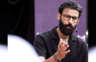 Bildet viser et bilde av artikkelforfatter Farhan Shah som snakker til en forsamling