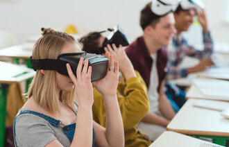 Bildet viser studenter med VR-briller
