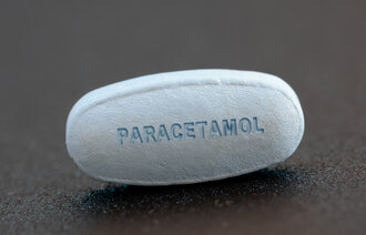 Bildet viser en tablett det står paracetamol på.