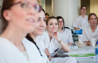 Bildet viser sykepleierstudenter