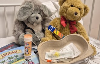 Bildet viser to bamser, premier og utstyr til behandling av barn