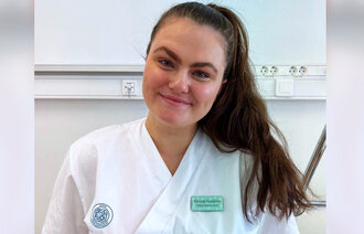 Bildet viser Hannah Marie Stordalen i sykepleieruniform