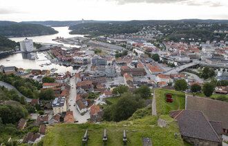 Bildet viser Fredriksten festning og Halden sentrum