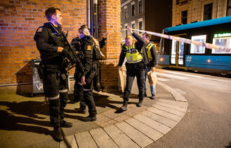 bildet viser politiet som etterforsker etter granatkasting i Pilestredet