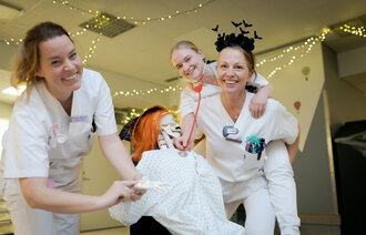 bilde av sykepleiere og halloween-utstyr i haugesund