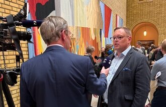 Bildet viser Kai Øivind Brenden i Stortingets vandrehall.