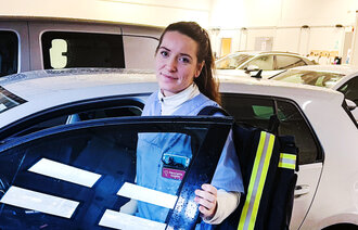 Bildet viser Henriette Anzjøen på jobb og på vei inn i en bil.
