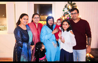 Bildet viser et familiebilde av Friha Iqbal og hennes familie