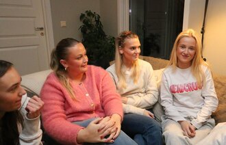 Bildet viser Alva Huss-Brøste (til høyre) og vennene Ingvild Hagness (til venstre), Jenny Marie Grant Halvorsen og Sofie Barø Torp
