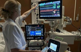 Bildet viser en intensivsykepleier på jobb på Drammen sykehus