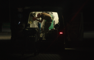 Bildet viser pasienttransport i ly av nattens mørke i Ukraina