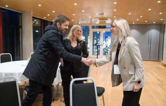 Bilde av helseministeren, NSF-lederen og Kine Myhre-Nilsen