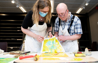 Kunstner Anne Tveit Knutsen og blomsterdekoratør Rikhard Rune Juuhl. Bildet viser kunstner Anne Tveit Knutsen og blomsterdekoratør Rikhard Rune Juuhl.